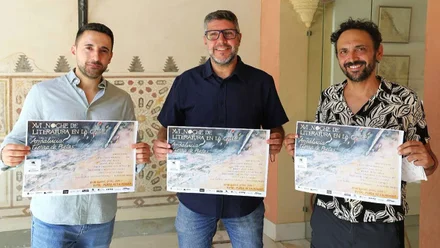 Los representantes del ayuntamiento de Rota tienen sus manos el cartel del evento literario.