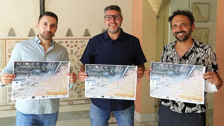 Los representantes del ayuntamiento de Rota tienen sus manos el cartel del evento literario.