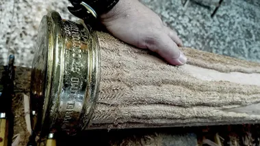Cruz arbórea de madera en proceso de tallado en el taller del imaginero Enrique Lobo Lozano, destinada a la imagen del Nazareno de Santa María de Cádiz