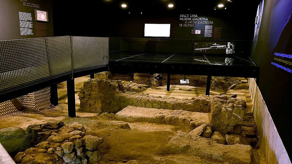 Ruinas fenicias en el espacio Nueva Gadeira con pasarelas para su visita.