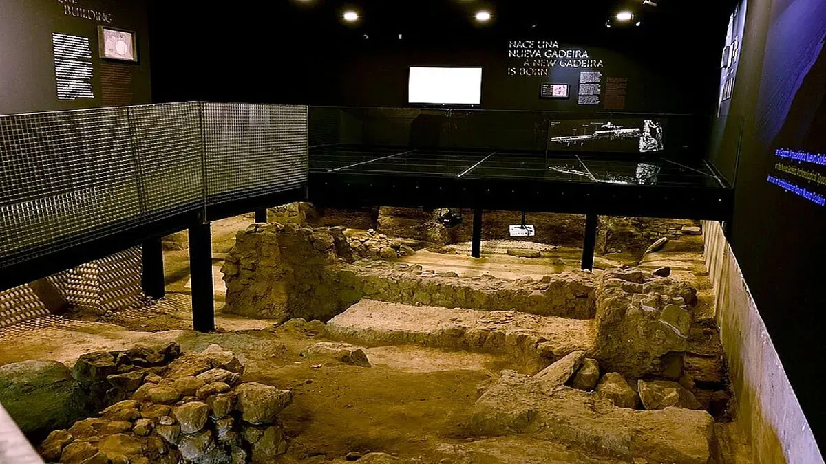 Ruinas fenicias en el espacio Nueva Gadeira con pasarelas para su visita.