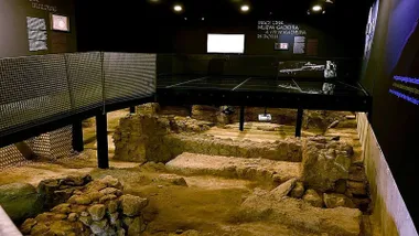 Ruinas fenicias en el espacio Nueva Gadeira con pasarelas para su visita.