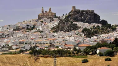 Olvera, destacando su castillo y su imponente iglesia sobre dos promontorios.