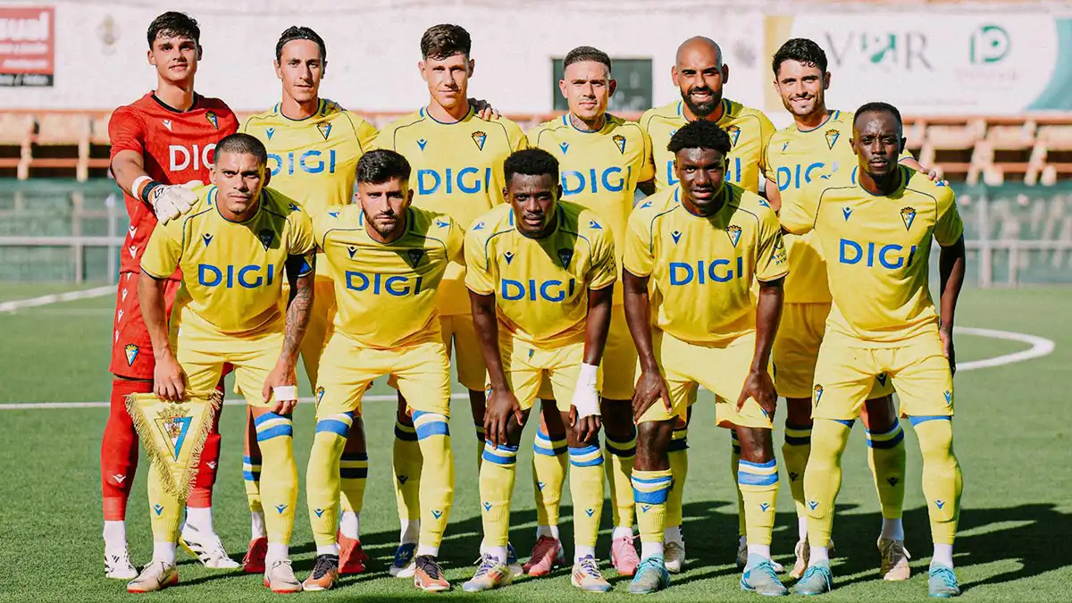 Once del Cádiz CF ante la AD Ceuta con Brian Ocampo luciendo el brazaleta de capitán