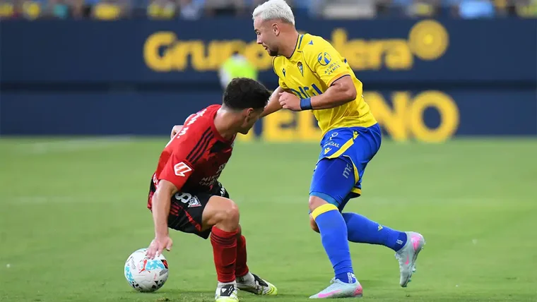 Ontiveros regatea a rival del Mirandés en el primer partido de Liga. El del Cádiz parece descartado para recibir al Albacete por problemas físicos