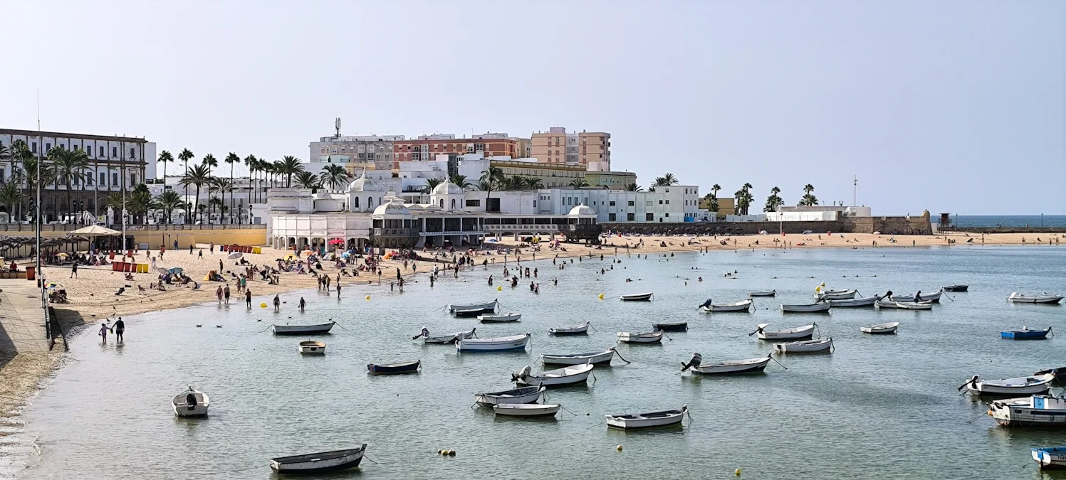 Playa de la Caleta subiendo la marea