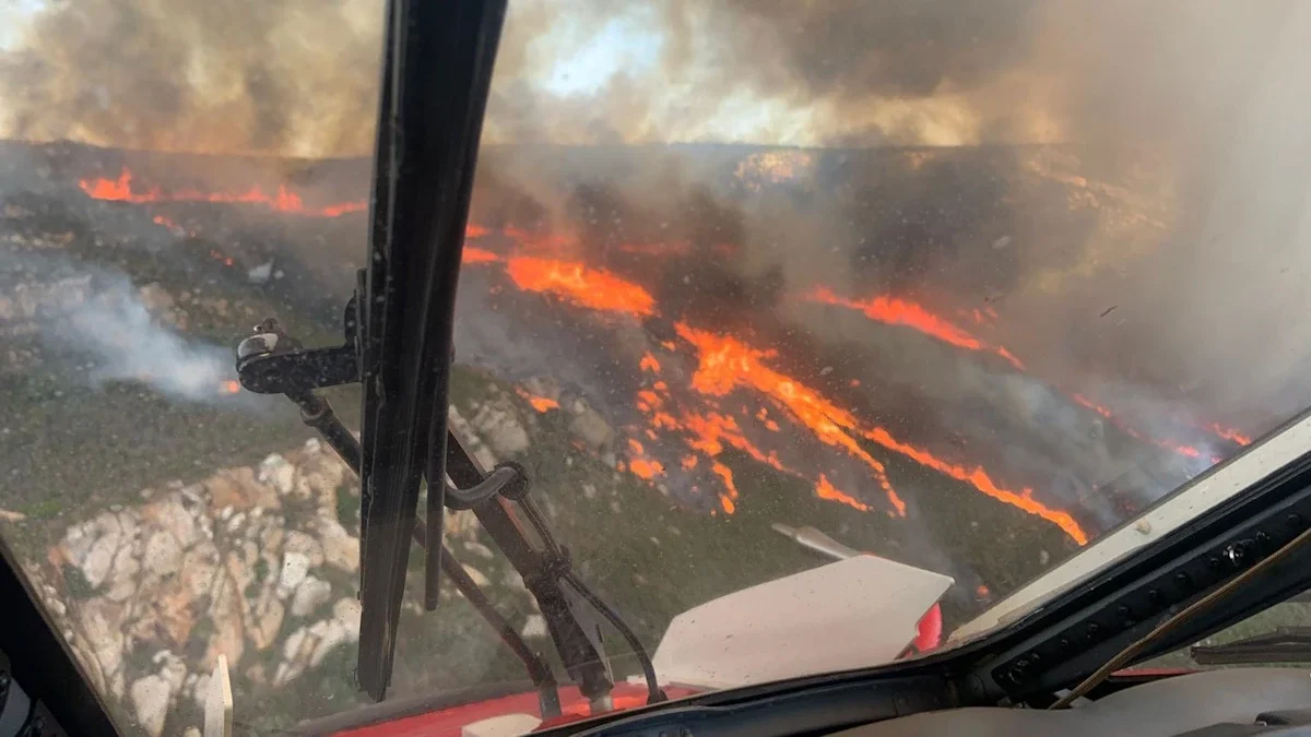 Imagen del incendio desde uno de los helicópteros del Infoca.
