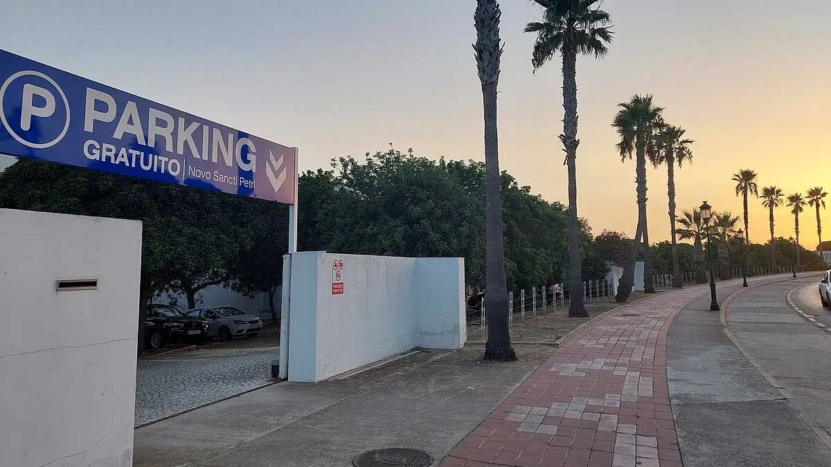 Entrada a un parking en Chiclana con un gran cartel en azul y blanco.