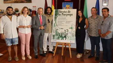 El alcalde junto a los participantes y el cartel de la Fiesta de la Parpuja en Chiclana