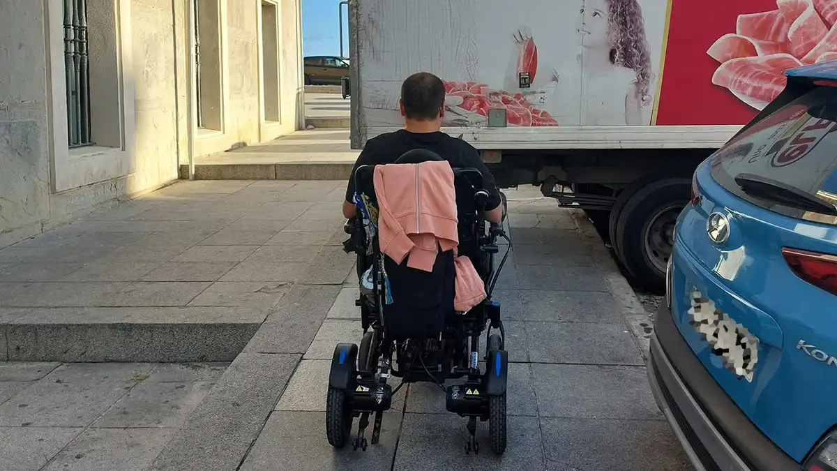 Persona en silla de rueda que se encuentra este obstáculo en la calle