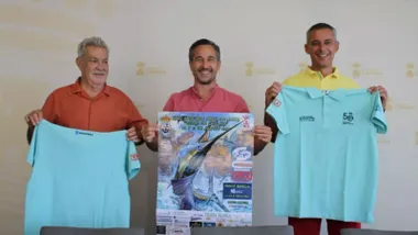 Manuel Herrero, Ricardo Correa y el concejal José Vera con la camiseta oficial y el cartel del torneo en Sancti Petri, Chiclana.