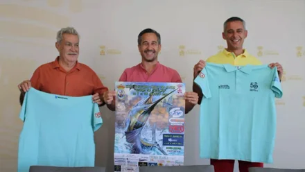 Manuel Herrero, Ricardo Correa y el concejal José Vera con la camiseta oficial y el cartel del torneo en Sancti Petri, Chiclana.