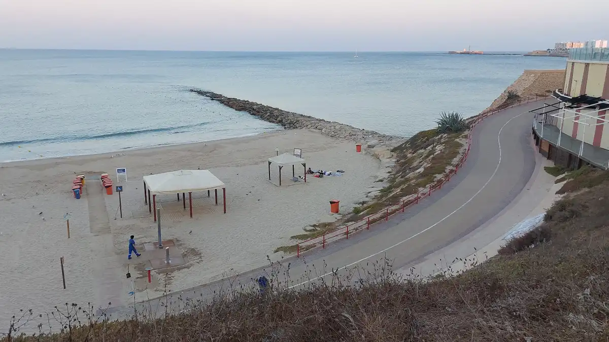 Imagen de la Playa de Santa María del Mar aún vacía a primera hora de la mañana