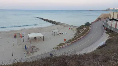 Imagen de la Playa de Santa María del Mar aún vacía a primera hora de la mañana