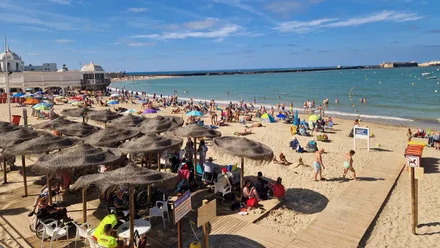 Playa de la Caleta de Cádiz ya con público a primeras horas de la mañana en este primer día después de la ola de calor.