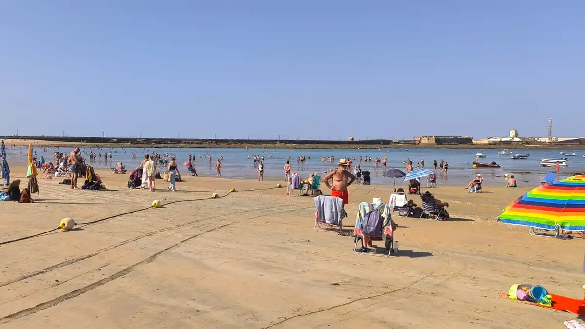 Playa de la Caleta con mucho público desde primeras horas de este día 12