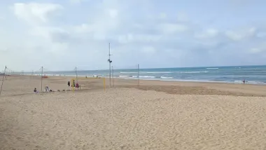 Imagen de la playa de la Victoria en Cádiz con cielos nubosos, sensación de humedad, mar en calma y sin personas en la orilla durante la mañana del miércoles 27 de agosto.
