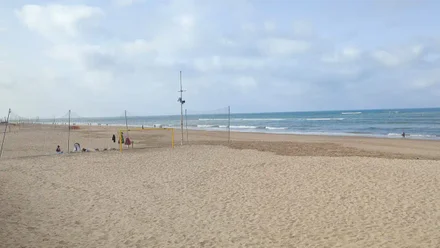 Imagen de la playa de la Victoria en Cádiz con cielos nubosos, sensación de humedad, mar en calma y sin personas en la orilla durante la mañana del miércoles 27 de agosto.