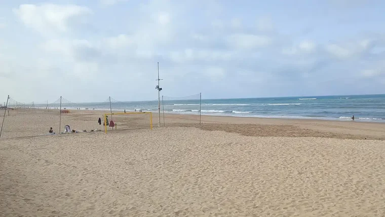 Imagen de la playa de la Victoria en Cádiz con cielos nubosos, sensación de humedad, mar en calma y sin personas en la orilla durante la mañana del miércoles 27 de agosto.