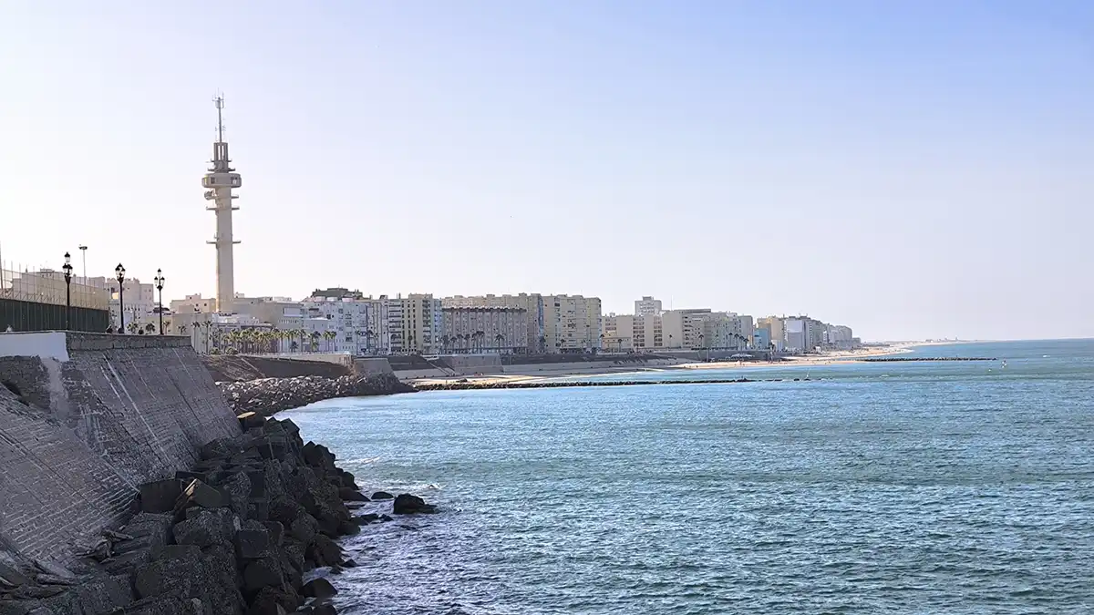 Imagen de las playas de la zona de Puertatierra de Cádiz tomada desde el Campo del Sur con cielo azul y despejado.