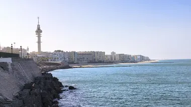Imagen de las playas de la zona de Puertatierra de Cádiz tomada desde el Campo del Sur con cielo azul y despejado.