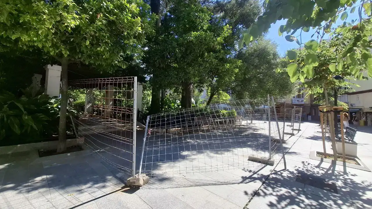 Vallas en la Plaza de Candelaria de Cádiz, por probelmas de seguridad por la caída de piñas.