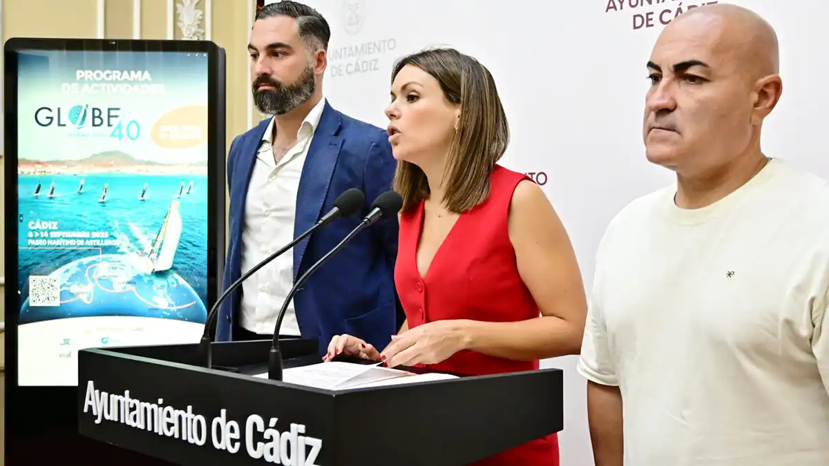 Un momento del acto de presentación de las actvidades paralelas de la Regata Globe 40 en Cádiz.