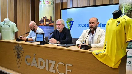 German Beardo (mirando el móvil), Manuel Vizcaíno y Juancho Ortiz en la rueda de prensa de la renovación del acuerdo de patrocinio de la Diputacion al Cádiz CF. Foto: Eulogio García.