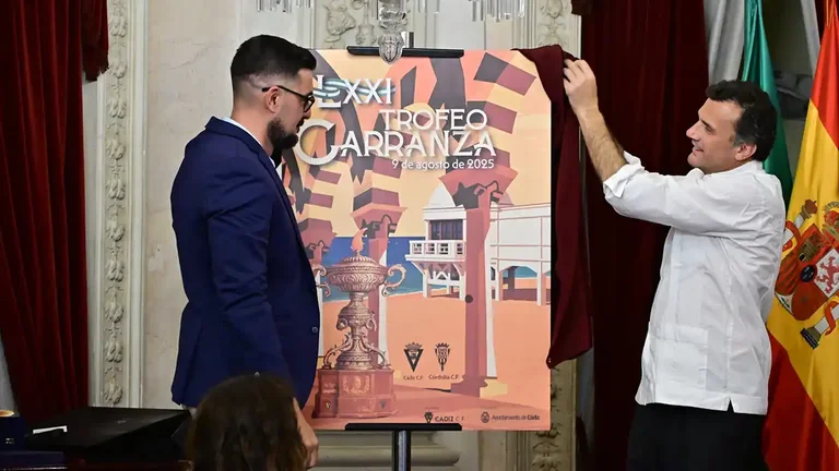 El autor, Antonio Caro, y el alcalde de Cádiz, Bruno García, descubren el cartell del LXXI Trofeo Carranza
