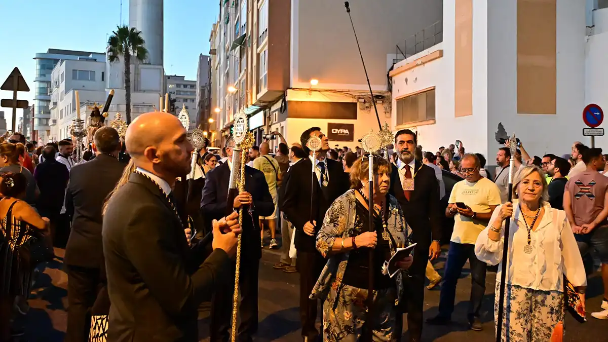 La presidencia del cortejo con autoridades y el alcalde, presentes en la primera etapa de la peregrinación.