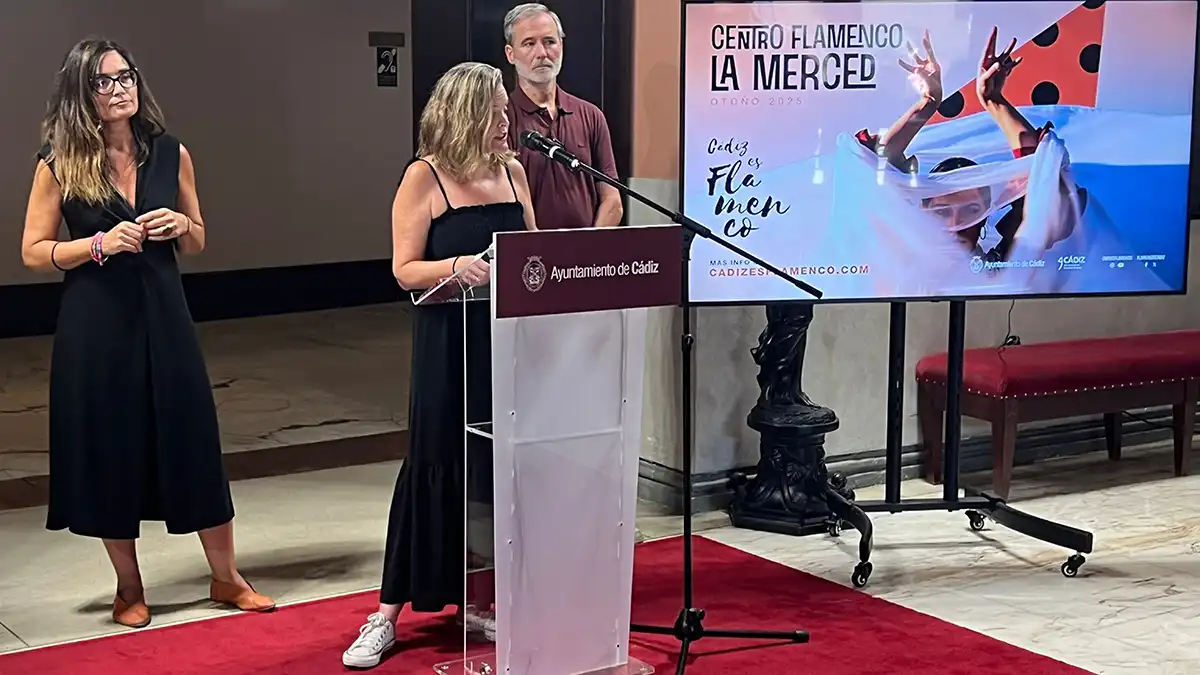 La concejala de Cultura. Maite González, junto a los técnicos Lorena Benot y José Bedoya en la presentación de la programación