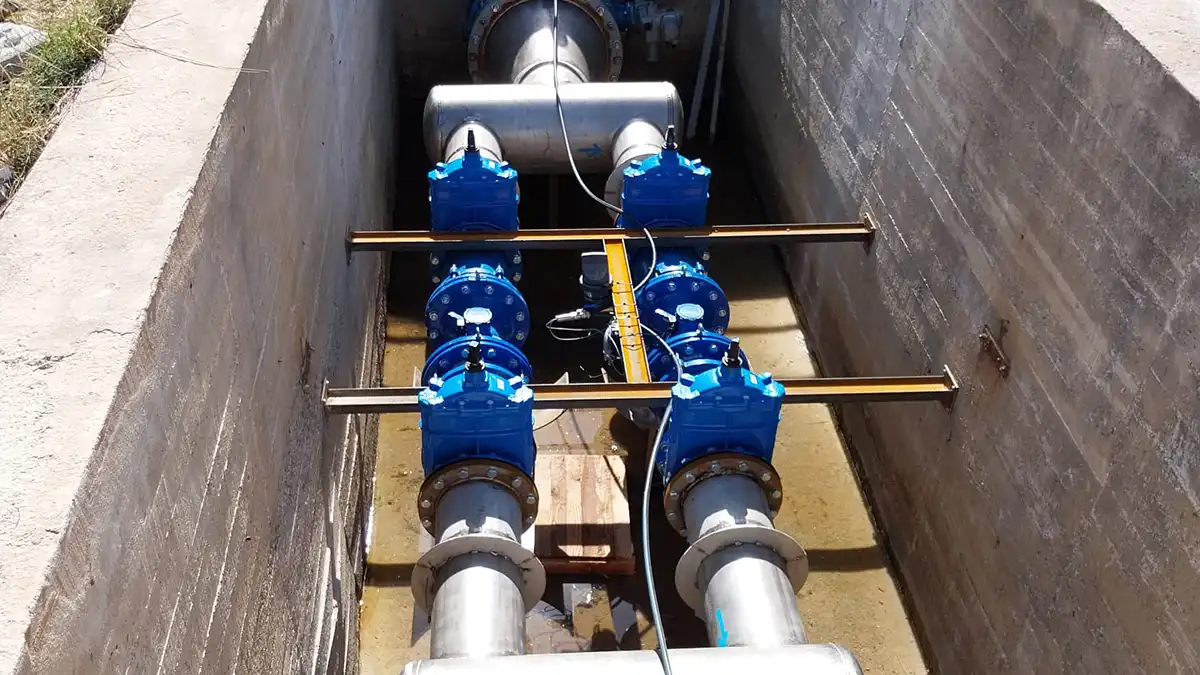 Vista de tuberías de abastecimiento de agua de la ciudad de Cádiz, con equipos de sensorización instalados para controlar el flujo y la calidad del agua que llega a los hogares.