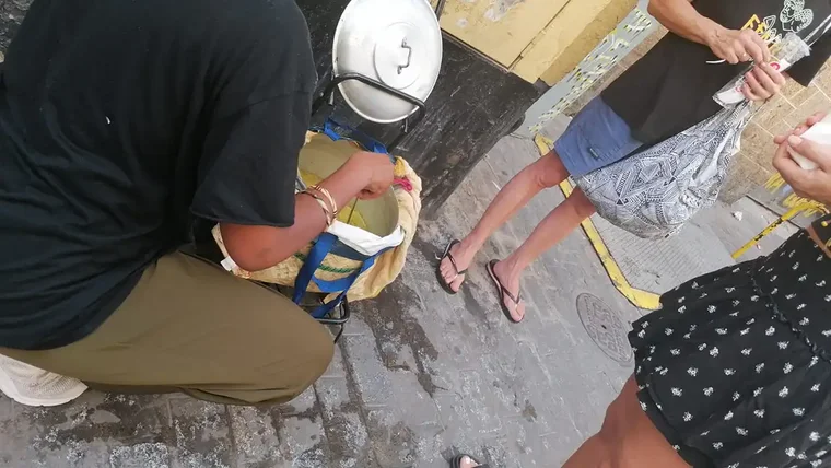 Una de las ollas con comida que han repartido vecinos y el Movimiento Nadie sin hogar en la calle María Arteaga de Cádiz.