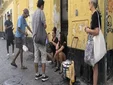 Papas con pollo guisado: nuevo plato de la olla vecinal que sigue alimentando a las personas sin hogar en Cádiz