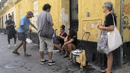 Uno de los repartos de comida a las personas sin hogar en la calle María Arteaga de Cádiz