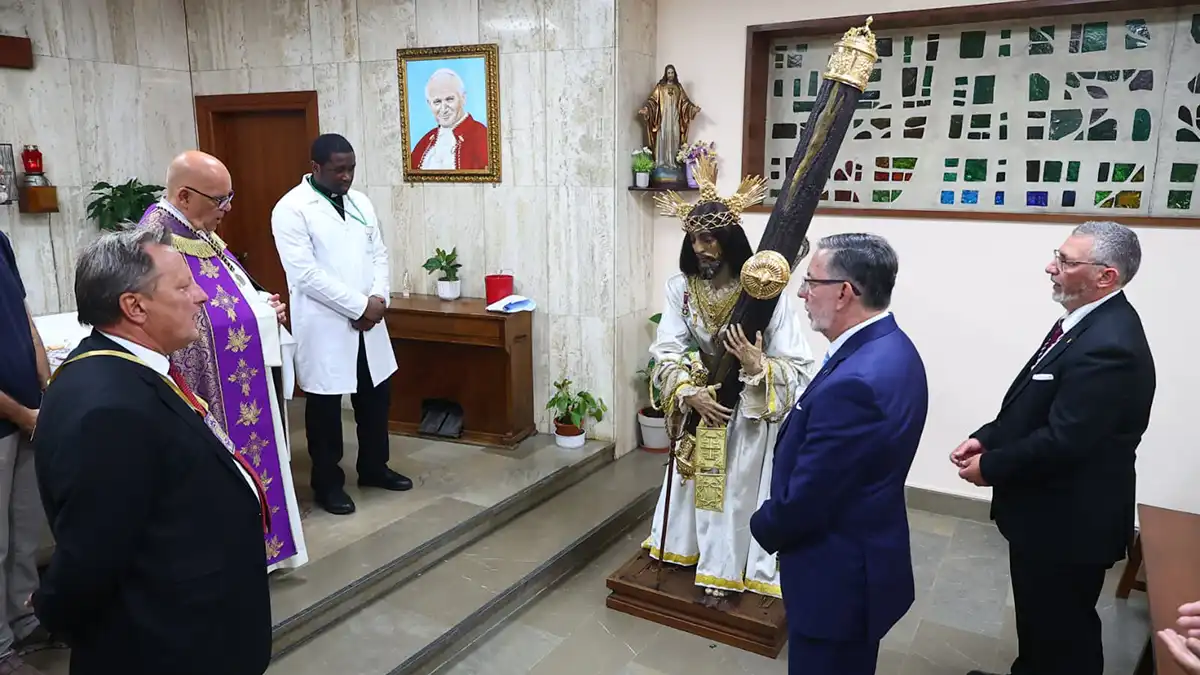 El Nazareno en la capilla del Hospital Puerta del Mar, tras un encuentro íntimo con pacientes y personal sanitario.