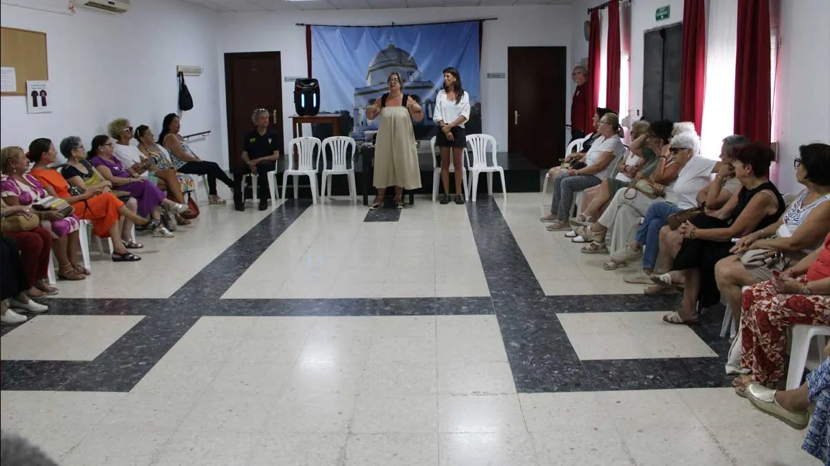 Participantes del curso de risoterapia en Chiclana sentados atendiendo a la monitoria.