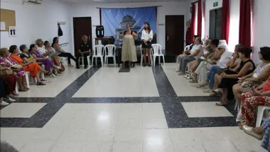 Participantes del curso de risoterapia en Chiclana sentados atendiendo a la monitoria.