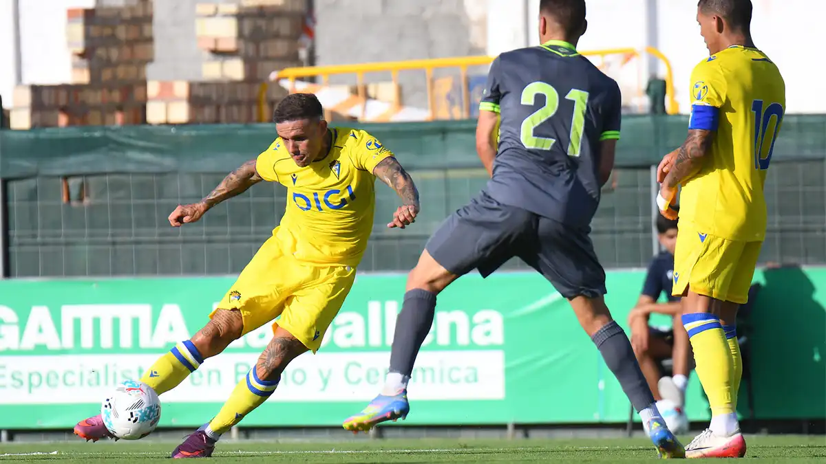 El jugador del Cádiz CF Riger Martí dispara a portería en el partido de pretemporada ante la AD Ceuta.
