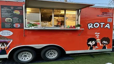 Camión en rojo de un foodtruck en Rota.
