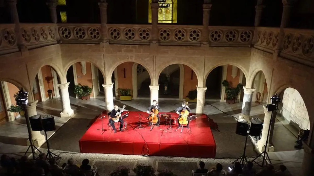 Grupo de cuerda en el escenario de Rota.