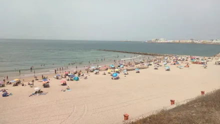 Bañistas en la playa de Santa María del Mar, en Cádiz, este lunes 18 de agosto, jornada en la que toda la provincia bajó a nivel amarillo de riesgo por calor.
