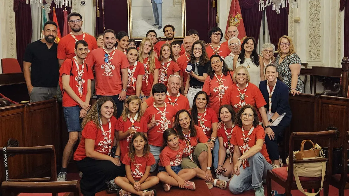 Miembros del Grupo Scout 278 María Auxiliadora en el Ayuntamiento de Cádiz.