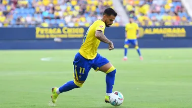 El capitán del Cádiz CF, Suso, conduce el esférico en el encuentro ante el CD Mirandés en el que ganó el Cádiz 1-0 en el estreno en Liga