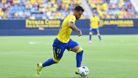 El capitán del Cádiz CF, Suso, conduce el esférico en el encuentro ante el CD Mirandés en el que ganó el Cádiz 1-0 en el estreno en Liga