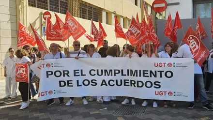 Protesta de empleados sanitarios pidiendo al SAS cumplir los acuerdos, portan pancarta y banderas de UGT.