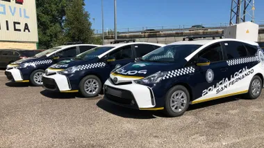 Tres coches de la Policía Local de San Fernando en blanco y azul marino.