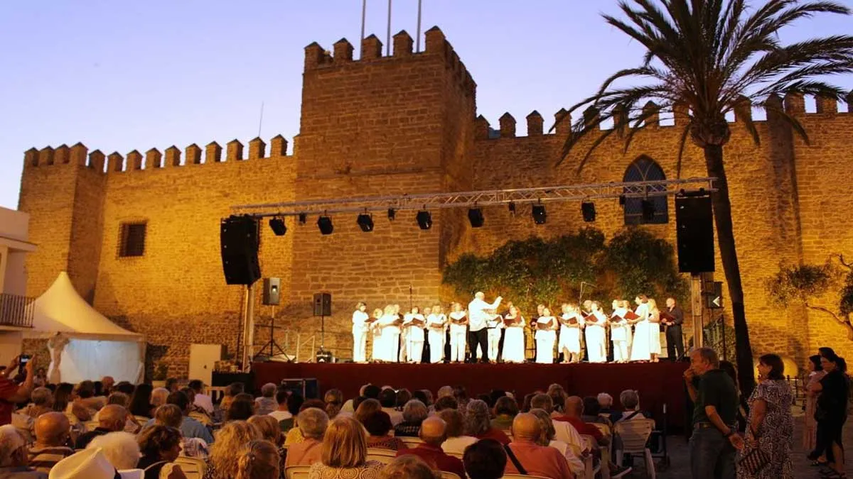El castillo de Rota como marco a un concierto al aire libre.