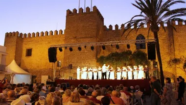 El castillo de Rota como marco a un concierto al aire libre.