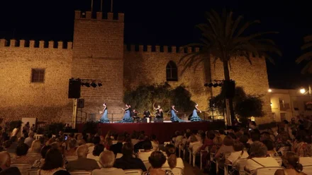 Grupo de bailaoras en un tablao a pies del castillo.